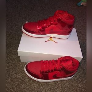 Wmns Air Jordan 1 Mid SE 'University Red Pomegranate'